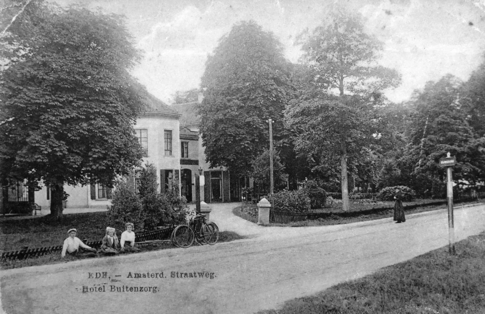 Historische ansichtkaart van Hotel Buitenzorg aan de Amsterdamsestraatweg in Ede