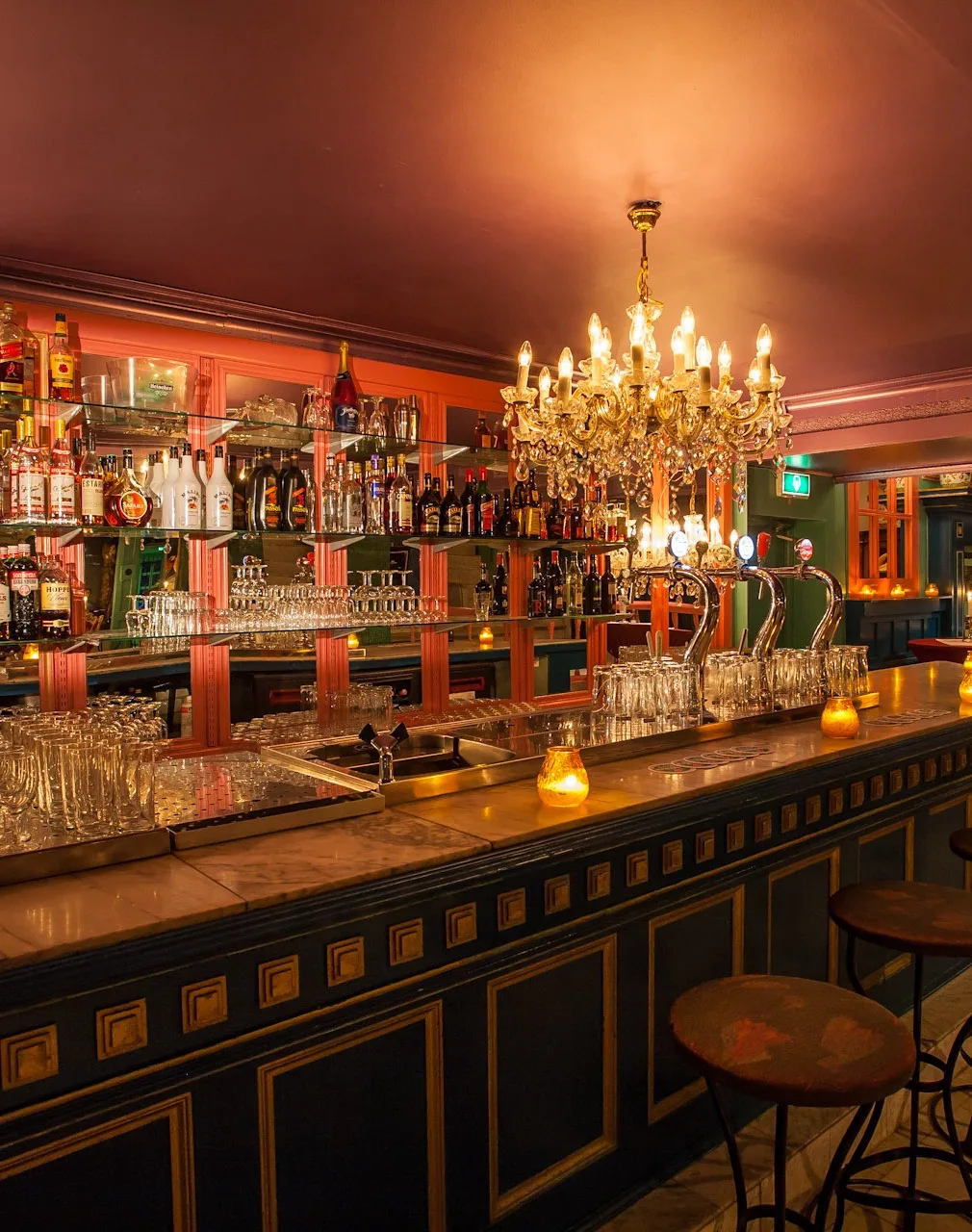 De bar van Buitenzorg met kroonluchter