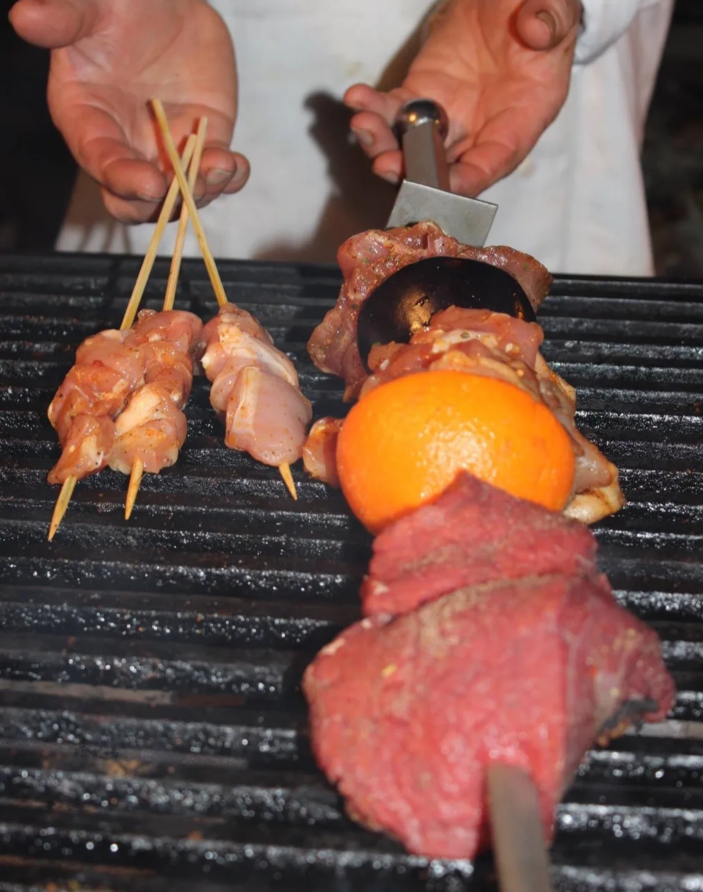 Spiesen en vlees op de grill