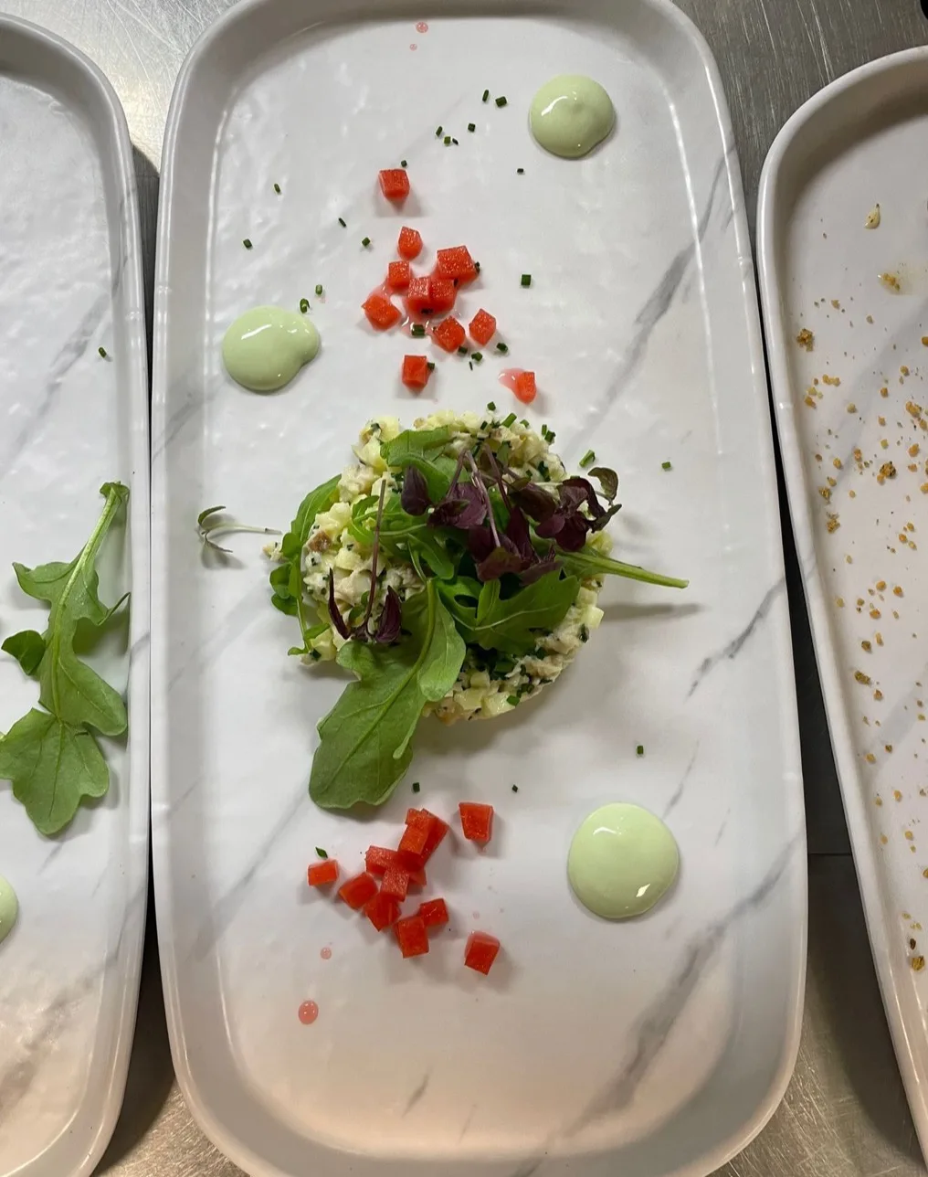 Voorgerecht op een langwerpig wit bord
