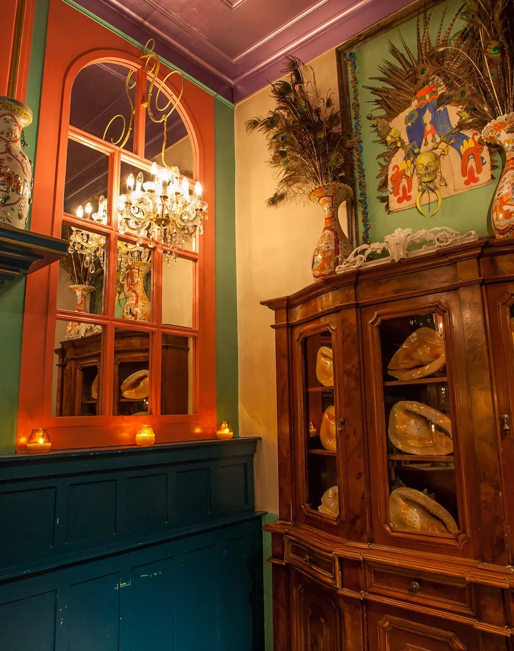 Zaal met spiegel, kroonluchter en antieke kast