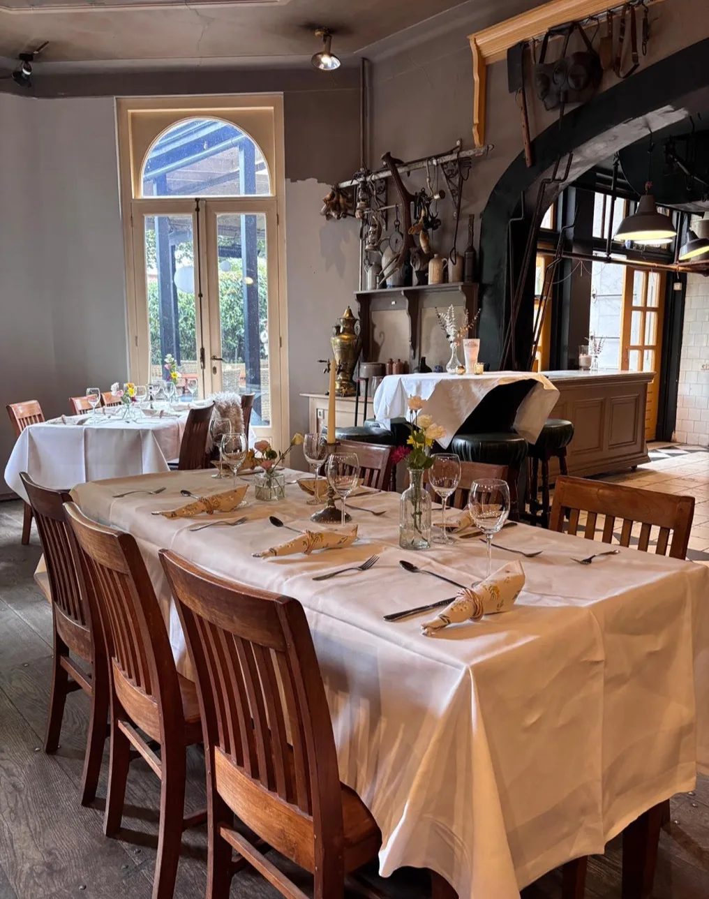 Gedekte tafel in een lichte zaal