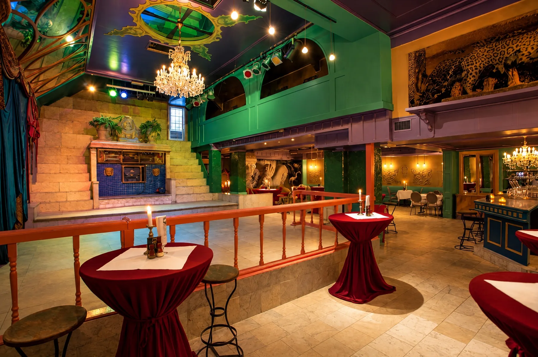 Feestzaal Malpertuus met podium, kroonluchter en statafels