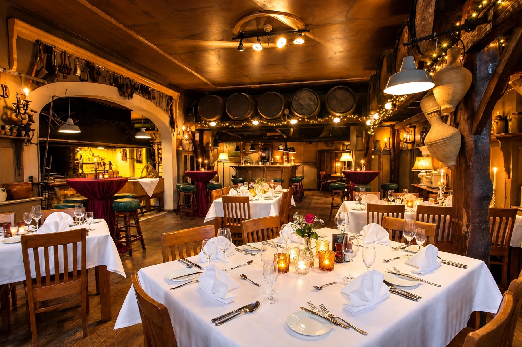 Gedekte tafels in bistro Bolderik met houten balken en lichtjes