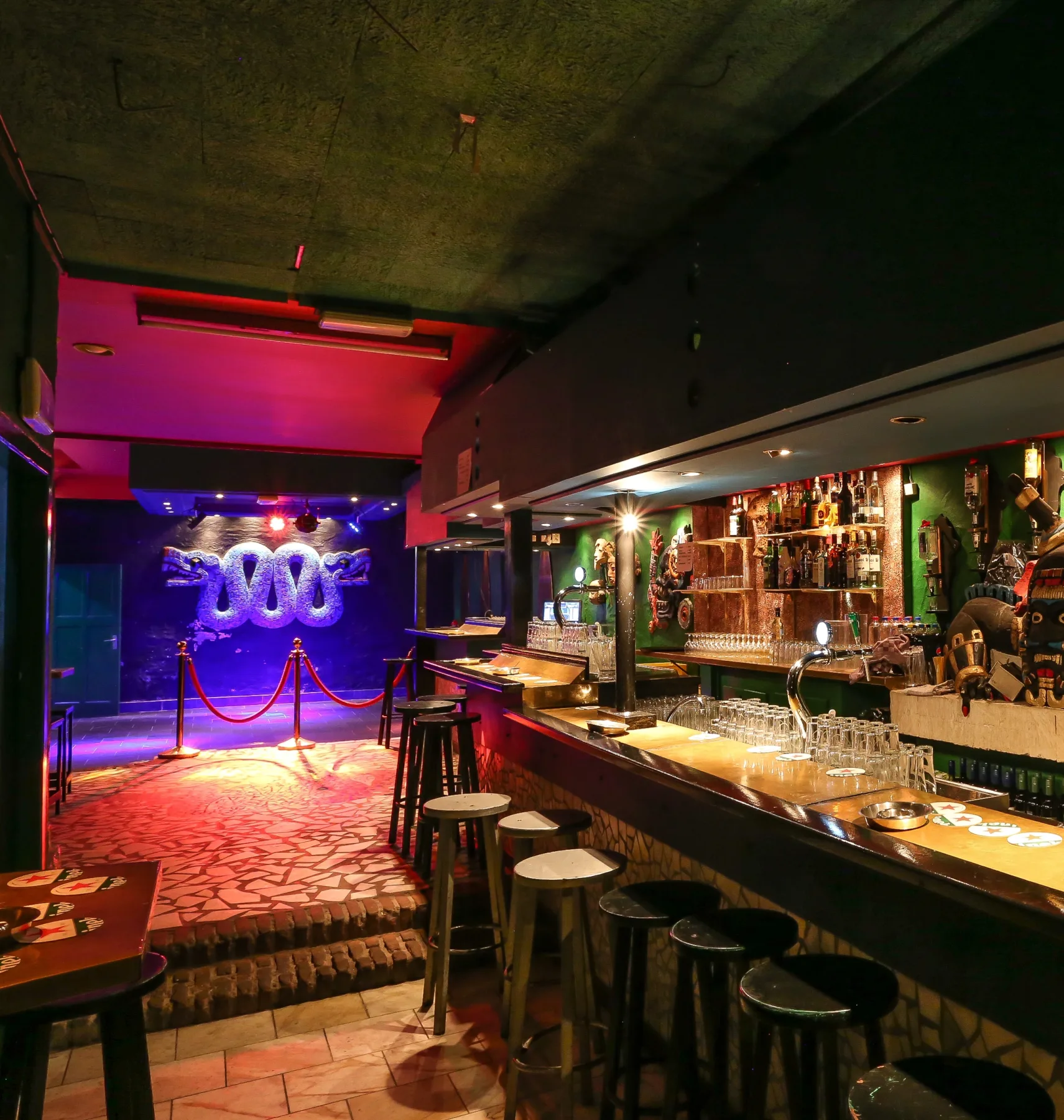 Tequilakelder met bar, barkrukken en verlichte dansvloer