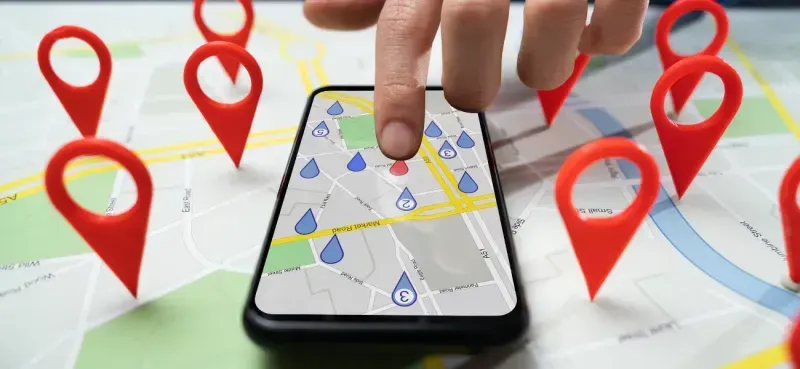 Chaque entreprise veut toucher un large public hors de sa zone de chalandise, notamment en ligne. Mais, sachez que toute structure devrait posséder une région géographique spécifique. Ainsi, elle peut cibler efficacement son marché. Cela donne également la possibilité d’optimiser les efforts de marketing et de vente. C’est là qu’intervient le marketing local. En effet, cette méthode permet aux entreprises d’améliorer leur visibilité et leur présence locale pour fidéliser les clients les plus proches et obtenir un bon retour sur investissement.