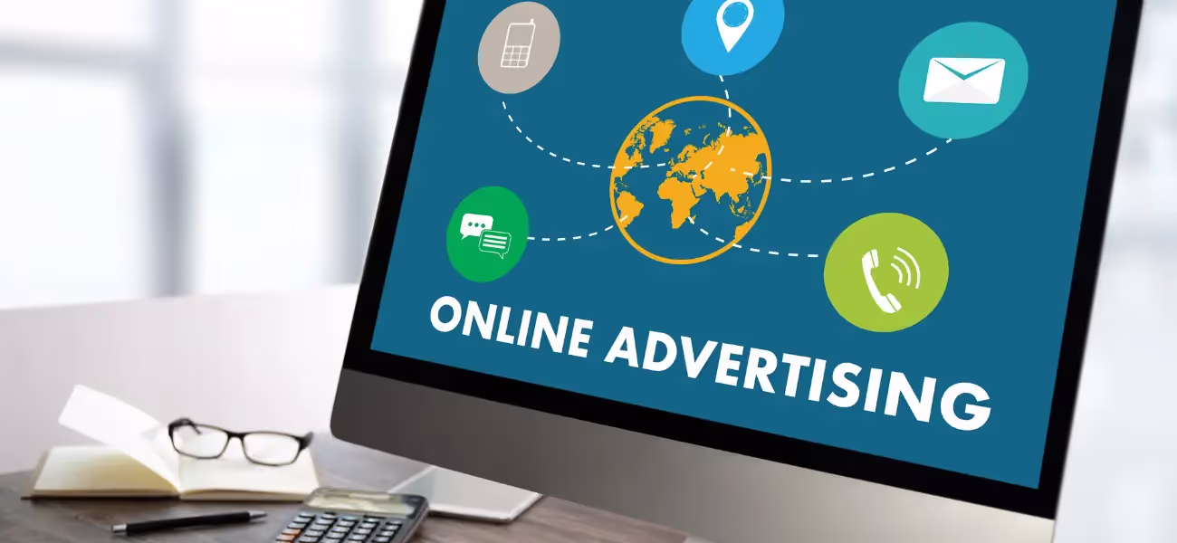Pour se démarquer dans ce monde où les grandes enseignes règnent en maître partout, les entreprises locales doivent apprendre à se mettre en avant. Cependant, comment s’y prendre quand on est si petit, en termes de taille et de ressources ? Quand il s’agit de vendre ses produits ou ses prestations, le plus important réside dans la façon de faire… Peu importe la taille de son activité. Il suffit d’adopter des stratégies marketing et de publicité efficaces et « taper dans l’œil » des consommateurs devient un jeu d’enfant. Se pose alors la question : quelle approche marketing local appliquer pour y parvenir ? Comment gagner en visibilité et mieux vendre grâce à la publicité ? 