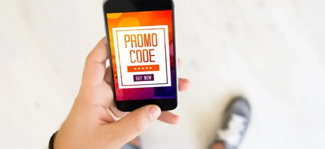 Le marketing d’influence permet de communiquer sur les réseaux sociaux, notamment en collaborant avec des créateurs de contenus de proximité. En fonction des zones géographiques ciblées, le commerce local peut faire appel à un micro-influenceur ou un nano-influenceur. En effet, les communautés des macro-influenceurs sont plus centralisées dans les grandes villes. Pour faire le bon choix d’un influenceur, le commerce local doit se concentrer sur sa situation géographique, mais aussi sur sa ligne éditoriale. Pour un marketing d’influence pour les commerces locaux réussi, l’origine de la communauté du leader d’opinion est un critère à considérer. Pour étudier les suiveurs d’un influenceur, il faut estimer quel est le segment le plus intéressant de ses abonnés qui peut être ciblé par la campagne. L’objectif d’un marketing d’influence pour les commerces locaux est de faire venir des consommateurs en magasin. Il permet ainsi aux influenceurs de contribuer à augmenter les trafics vers un lieu physique. Cet outil offre également au commerce l’opportunité de gagner en visibilité vu que le créateur de contenu communique sur la présence de l’entreprise dans un périmètre géographique proche de l’internaute. Aussi, pour atteindre leurs objectifs, les commerces locaux peuvent mettre en place des codes promo.