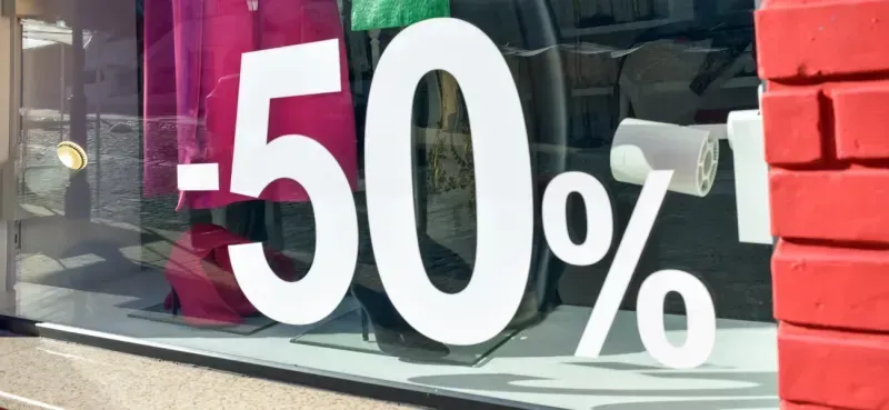Les campagnes promotionnelles et évènementielles font partie des tendances marketing les plus efficaces. Elles consistent à offrir une expérience unique et de qualité aux clients à travers des offres spéciales et des événements qui suscitent facilement leur intérêt et leur engagement. En plus de générer plus de ventes et d'accroître la notoriété de la marque, ces stratégies vous aident surtout à renforcer les relations avec vos clients. Ce sont des occasions pour créer des expériences mémorables avec eux, ce qui entraîne leur fidélité et leur reconnaissance envers l’enseigne. 