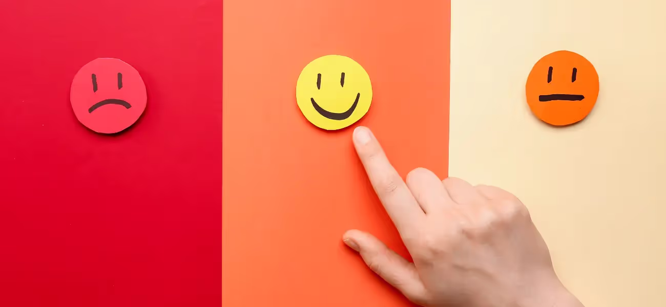 Bien plus qu’une simple rétroaction, les avis clients représentent le reflet authentique de l’expérience des consommateurs quant aux produits ou services d’une entreprise. Ils constituent une source inestimable d’informations pour comprendre et attirer prospects et clients. Négatifs ou positifs, ils ont un impact colossal sur la croissance des entreprises, et cela prévaut plus particulièrement pour les commerces locaux. La qualité et la quantité des avis clients influencent leur réputation en ligne, leur visibilité locale, leur référencement local et leur positionnement sur Google. 