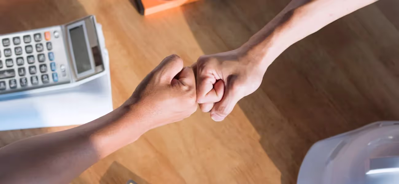 L’engagement client représente un gage de pérennité pour toute entreprise. Il définit la proximité et la fidélité du client envers cette dernière. Cela va au-delà de la simple interaction, étant le cœur d’une relation commerciale réussie. Pour en savoir plus à ce sujet, voyons ensemble les tactiques d’engagement client applicables, de la fidélisation à la création de valeur perçue. Découvrez également les différentes stratégies pour maintenir une relation client durable, telles que la personnalisation du parcours client ou encore l’usage d’outils et de plateformes pour gérer et construire une communauté fidèle. Parmi ces plateformes, on a Sowbeez : pour les commerçants locaux et les citoyens influenceurs. 