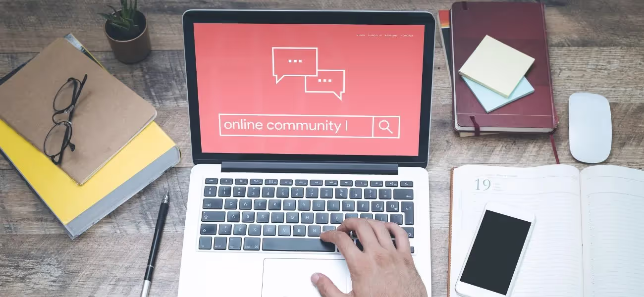 Dans le paysage dynamique du marketing numérique, le Community marketing ou marketing communautaire est devenu une stratégie puissante pour obtenir l’engagement du public. Il s’agit d’un levier innovant permettant aux entreprises d’augmenter l’attractivité autour de leur marque et de développer la fidélité de sa clientèle. 
