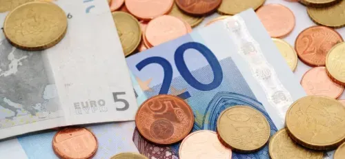 De nombreuses personnes sont aujourd’hui conscientes qu’il est possible de gagner de l’argent sur les réseaux sociaux. Mais peu sont celles qui osent se lancer réellement dans la monétisation des médias sociaux pensant que cette réussite est uniquement réservée à quelques chanceux. En voyant ces créateurs de contenus et ces influenceurs prospérer, vous vous dites surement que cela n’est pas fait pour vous. Or, saviez-vous que ces personnalités qui capitalisent des milliers d’euros grâce à Instagram ou Tiktok ont exactement commencé là où vous êtes maintenant ? Eh oui ! Beaucoup de figures influentes sur les réseaux sociaux ont débuté leur parcours sans notoriété ni audience. 