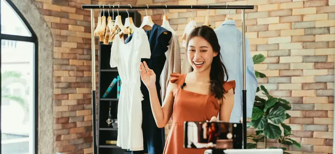 Il est possible de gagner facilement de l’argent en ligne. En effet, vous pouvez désormais accroitre votre pouvoir d’achat et dépenser vos gains sur les différentes boutiques sur le web, seulement en quelques clics. Et un des moyens modernes et accessibles pour multiplier vos revenus mensuels est la monétisation sur les réseaux sociaux sur Sowbeez. 