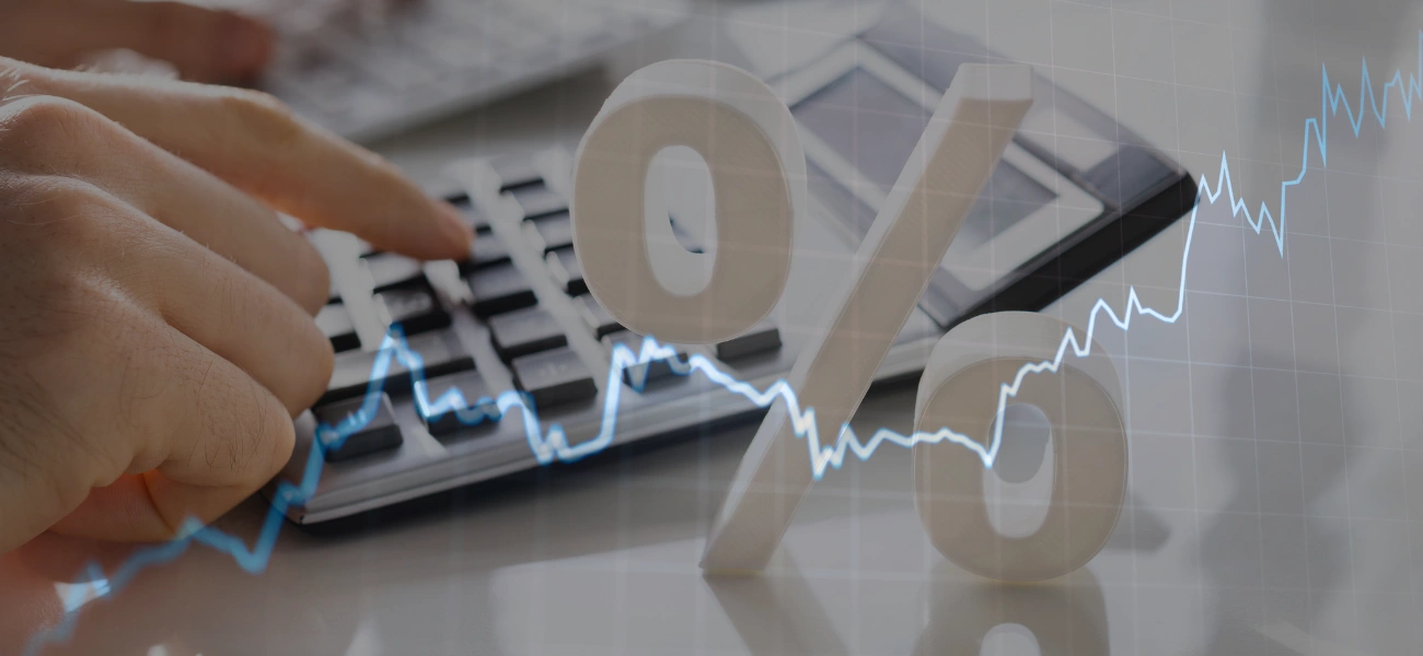 Bien plus que des appâts à clients, les remises représentent une stratégie marketing incontournable pour les entreprises. Que ce soit par le biais de soldes saisonnières, de promotions ciblées ou de réductions spéciales, elles permettent aux commerces de se démarquer dans un marché très concurrentiel, de se faire de nouveaux clients et de réaliser plus de ventes. Cependant, il ne suffit pas d’en proposer pour atteindre ses objectifs. L’efficacité d’une stratégie de rabais doit être rigoureusement analysée pour s’assurer qu’elle apporte un retour sur investissement positif. Dès lors, se pose la question : comment mesurer l’impact des offres et remises ?