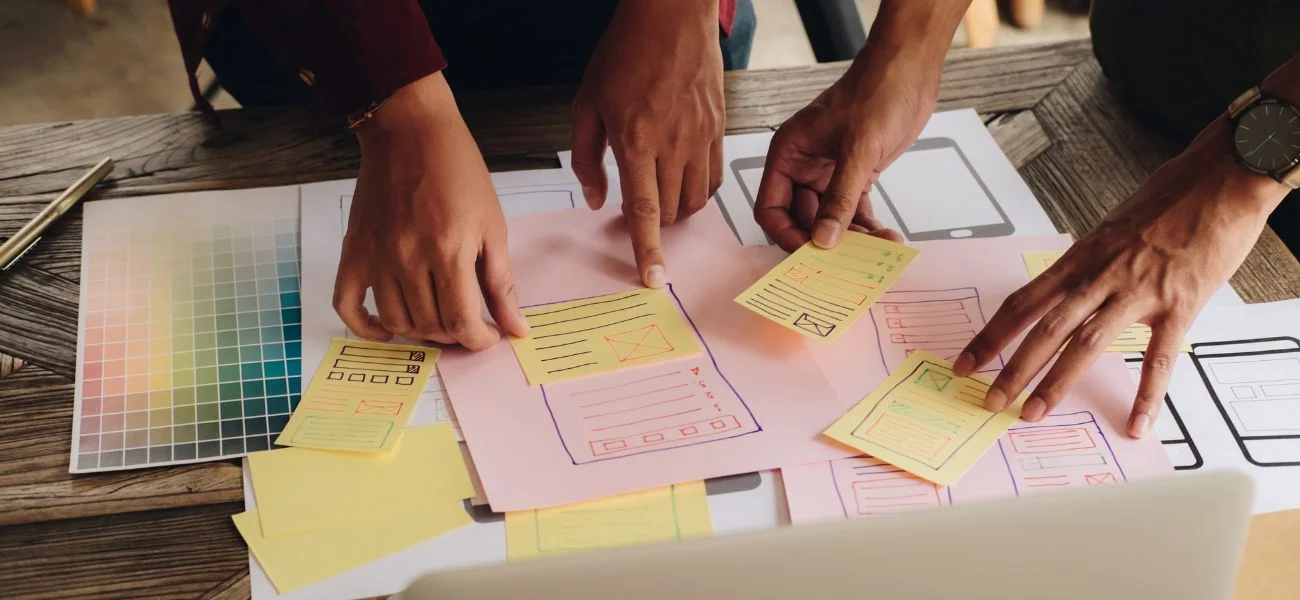 Pour atteindre les cibles, le marketing d’influence fait appel à des personnes crédibles, dignes de confiance et inspirantes. Utilisée depuis longtemps, cette stratégie s’est tournée vers les médias sociaux pour plus d’efficacité. Ce type de marketing nécessite des personnalités et des célébrités sur les réseaux sociaux pour mettre en avant des produits des entreprises. Voulant encore plus d’engagements, les structures ont recouru à des citoyens influenceurs et créateurs de contenu. 