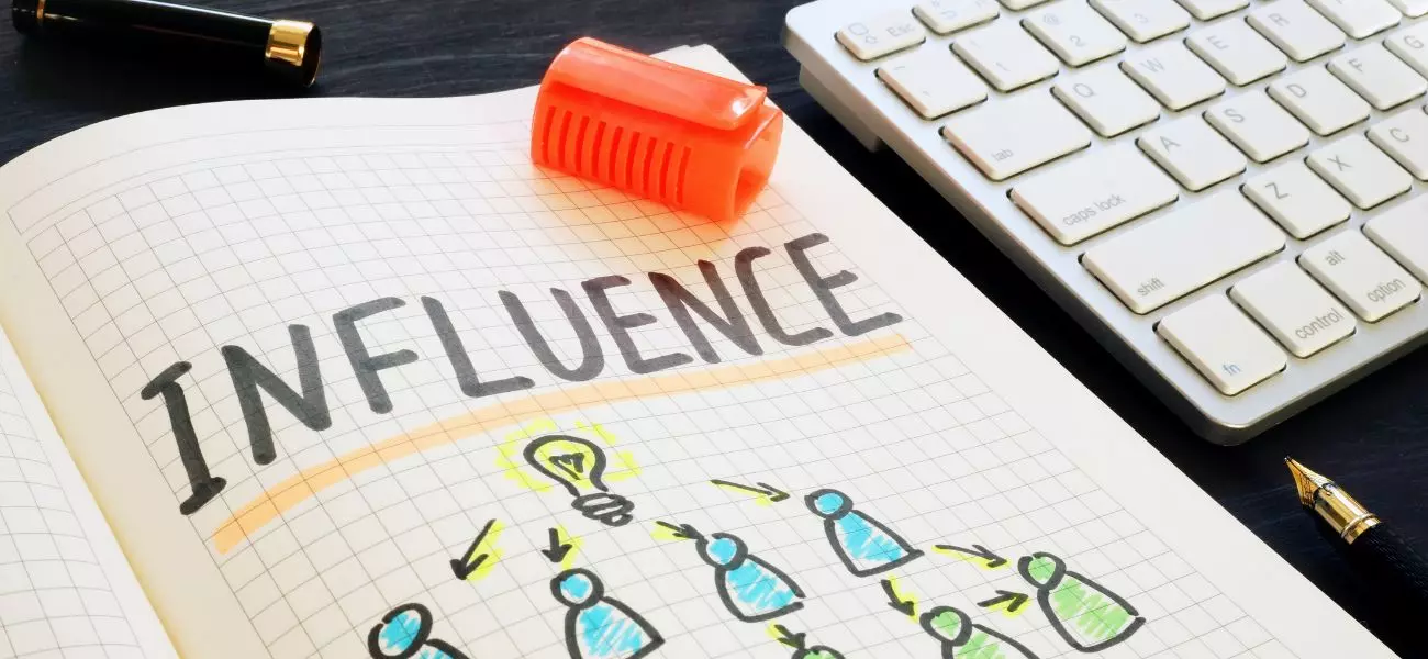 L'utilisation du marketing d'influence permet aux entreprises et/ou commerces de collaborer avec des influenceurs présents sur les réseaux sociaux pour promouvoir leur produit ou marque.