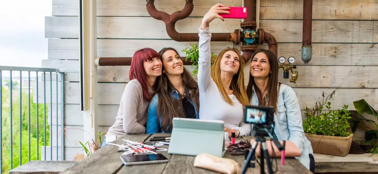 Chez Sowbeez 😍, nous donnons de la voix aux nano influenceurs qui sont souvent apprentis créateurs de contenu ! ⭐
Dans l’univers de la publicité, du marketing et du branding, l’influence locale s’est imposée comme un levier de succès et d’engagement. Les marques et les entreprises se font de plus en plus nombreuses à y recourir. Aujourd’hui, les enseignes locales ne jurent presque plus que sur les services des nano influenceurs.
Mais qu’est-ce donc un nano-influenceur ? Peut-il trouver son compte sur Sowbeez ? Quel est son rôle dans une stratégie de marketing d’influence locale ? Qu’est-ce qui le distingue des méga-influenceurs ? En bref, c’est un leader d’opinion avec une petite communauté fidèle et engagée. 