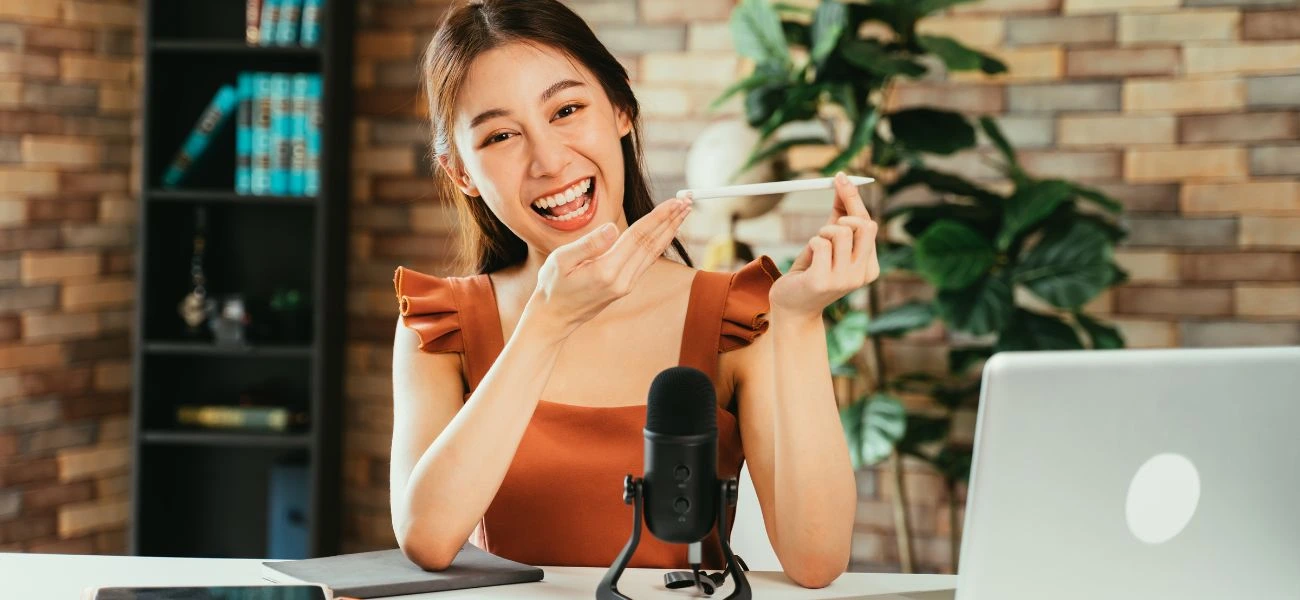 Le marketing d'influence peut être utilisé pour faire connaître votre entreprise et générer de l’intention d’achat ☀️. L’intégration de celui-ci dans votre stratégie de communication apporte de nombreux avantages. Sowbeez se présente comme une application révolutionnaire pouvant vous aider dans votre démarche.
Il s’agit d’une plateforme faisant rencontrer les amateurs qui souhaitent devenir influenceurs pour les entreprises locales. Sowbeez s’est donné comme objectif de redéfinir le marketing d’influence locale en connectant les commerces locaux et les citoyens. Ainsi, chaque utilisateur peut avoir la possibilité de devenir un acteur clé dans la promotion des commerces de proximité. Le principe de fonctionnement de l’application est simple : les utilisateurs offrent des services publicitaires de marketing d'influence et sont rémunérés en contrepartie.
Ces influenceurs en herbe peuvent alors augmenter leur pouvoir d’achat en mettant en lumière les commerces de leur choix et en partageant des expériences authentiques. Sowbeez a pour vision de devenir le leader dans le marketing d’influence local en transformant chaque utilisateur en un puissant vecteur de promotion. L’application offre ainsi un moyen viable et lucratif d’augmenter leur pouvoir d’achat.
Afin de répondre aux besoins des utilisateurs et des commerces locaux qui sont en constant changement, Sowbeez s’est démarqué en proposant de l’innovation et en élargissant ses horizons. Une simple inscription sur la plateforme vous permet de gagner de l’argent, mais vous devez être créatif, engager votre audience et utiliser votre influence.
