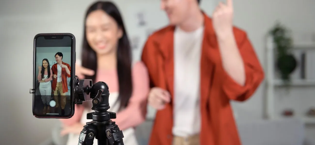 Saviez-vous que Tiktok est capable de générer près de 4 millions d’impressions chaque jour ? Cela s’explique par son audience très active et très sensible à la publicité. En effet, les utilisateurs ouvrent en moyenne l’application 6 fois par jour. De ce fait, Tiktok est le réseau social par excellence pour toucher une audience principalement jeune et particulièrement engagée. Et bien que cette plateforme réunit des utilisateurs surtout axés sur le divertissement, faire de la publicité sur Tiktok permet aux entreprises, quels que soient leur taille et leurs domaines d’activité, de développer leur image de marque de manière originale et authentique. Vous souhaitez accroître votre visibilité sur Tiktok ? Diffusez vos campagnes publicitaires via la plateforme Tiktok Ads.