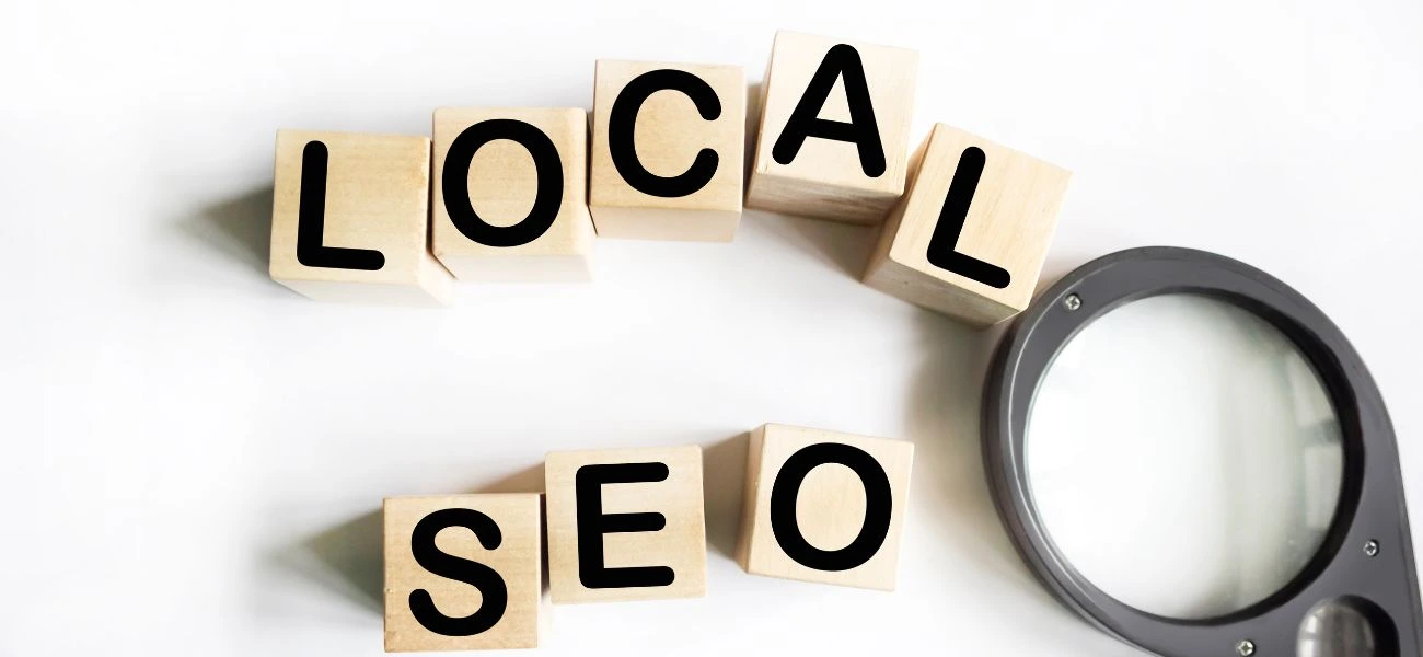Le SEO local est une stratégie de référencement qui vise à bien positionner une entreprise dans les résultats de recherches géolocalisées. Il est devenu l’un des aspects les plus sollicités du marketing digital pour les petits commerces. En effet, dans ce monde davantage numérisé, les consommateurs recherchent de plus en plus de produits et services en ligne. La visibilité et le référencement sur le web est donc très importante pour toucher un public cible. Sachez que si votre commerce n’apparaît pas dans les moteurs de recherche locaux, c’est que votre SEO local n’est pas efficace. Découvrez avec nous l’univers du SEO local. Cet article pourra vous aider à exploiter au mieux le marketing digital local qui est une stratégie commerciale pour attirer plus de clients dans votre région. 💡