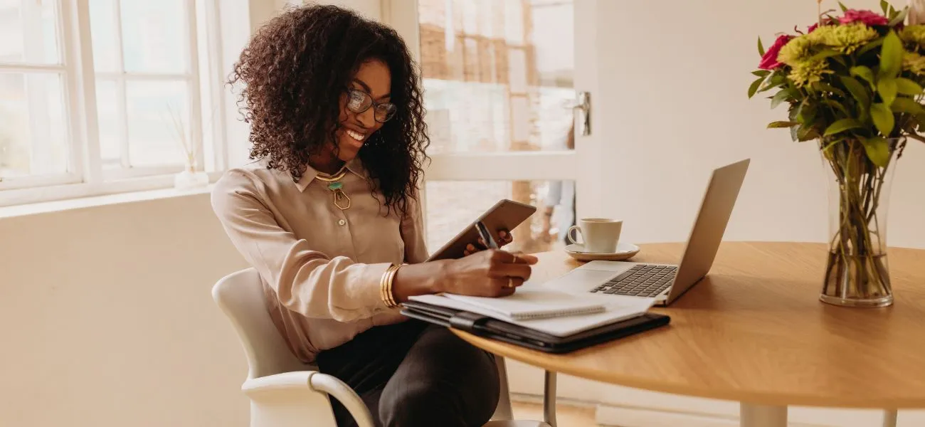 Êtes-vous entrepreneurs ? Quel que soit votre domaine d’activité, sachez qu’investir dans la publicité est essentiel pour réussir une stratégie marketing. Elle permet d’améliorer votre notoriété et la crédibilité de votre marque. Et ce, même si vous avez déjà des clients. La publicité pour entrepreneurs offre l’opportunité de fidéliser vos clients et d’en attirer de nouveaux. Celui qui comprend la valeur de la publicité et l’utilise de manière stratégique trouve la clé de la réussite de son business. Découvrez dans cet article tout ce qu’il faut savoir pour réaliser une publicité pour entrepreneurs efficace.