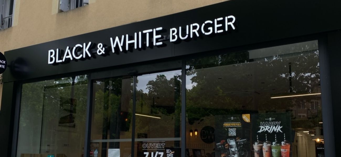 À Albi, ville dynamique du Tarn où la gastronomie rapide de qualité trouve de plus en plus sa place, un nouveau partenariat fait parler de lui : Black & White Burger, l’enseigne de burgers stylée et décomplexée, rejoint la plateforme locale Sowbeez pour proposer à ses clients une expérience aussi savoureuse que rentable.