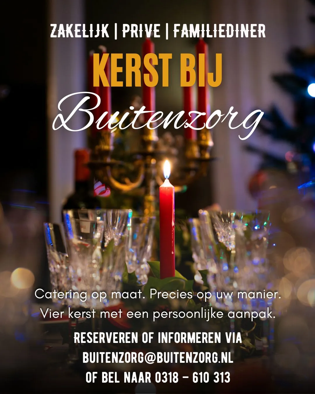 Kerst bij Buitenzorg, gedekte tafel met kaarsen en kristallen glazen