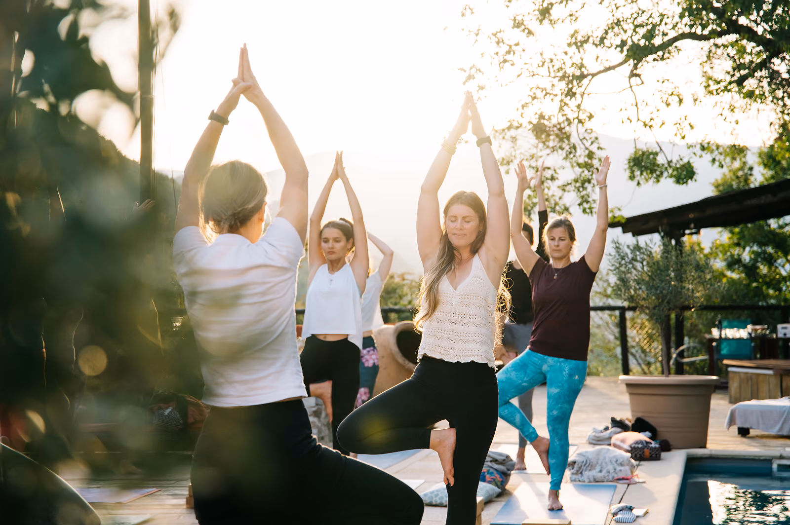 Groupe de femmes pratiquant le yoga en retraite, en extérieur