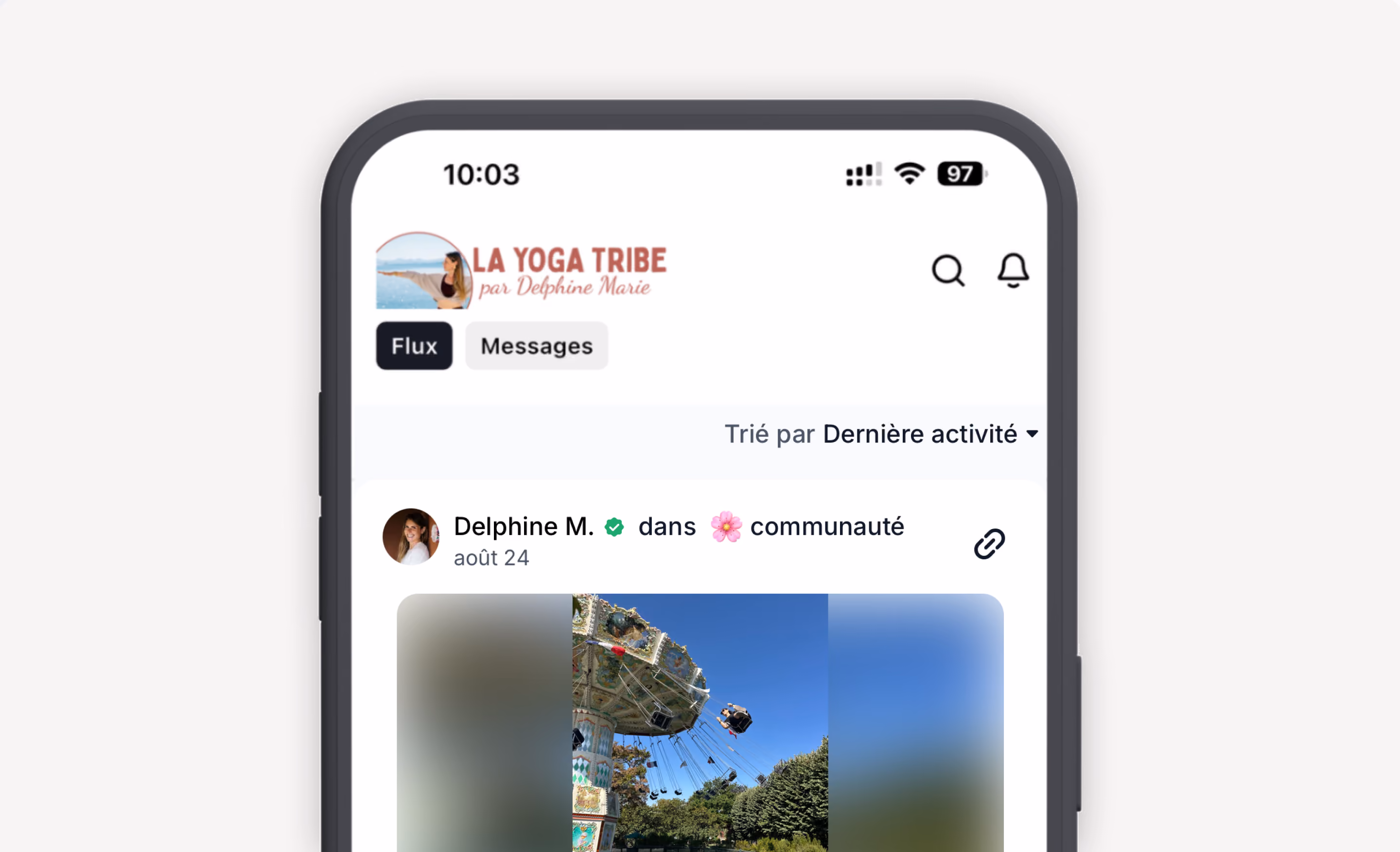 Écran de l'application La Yoga Tribe affichant une publication de la communauté