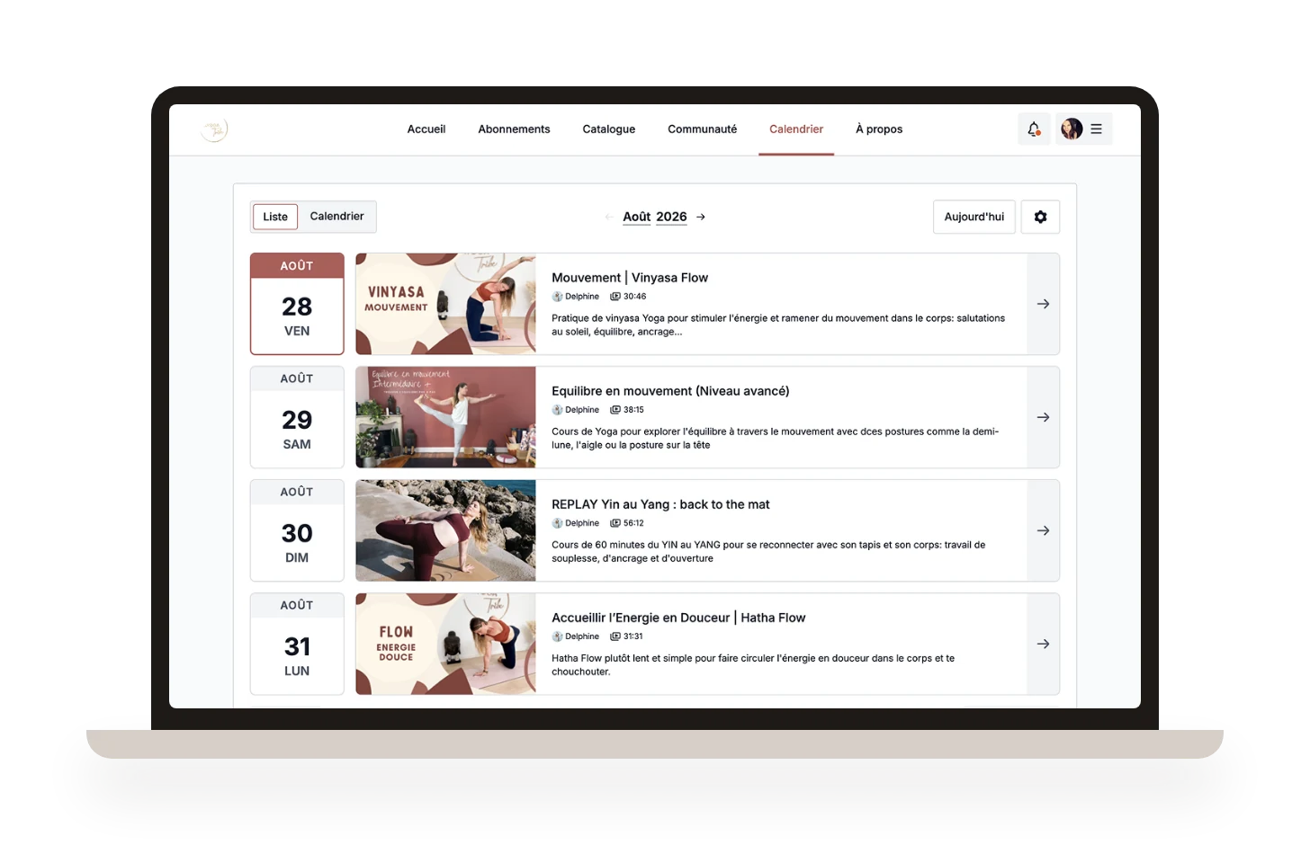 Calendrier des cours de La Yoga Tribe affiché sur un ordinateur portable