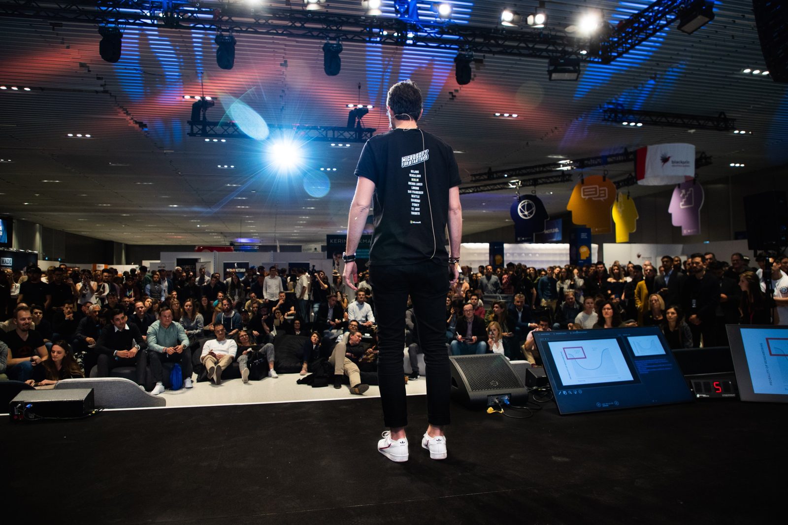 Iskender Dirik on stage in front of an audience