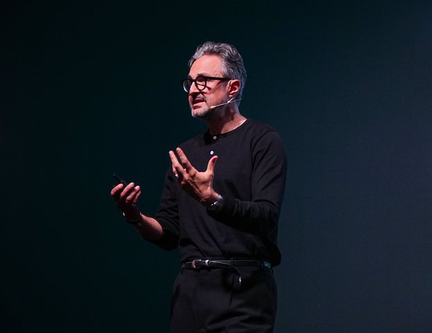 Iskender Dirik giving a talk at Slush'D Istanbul