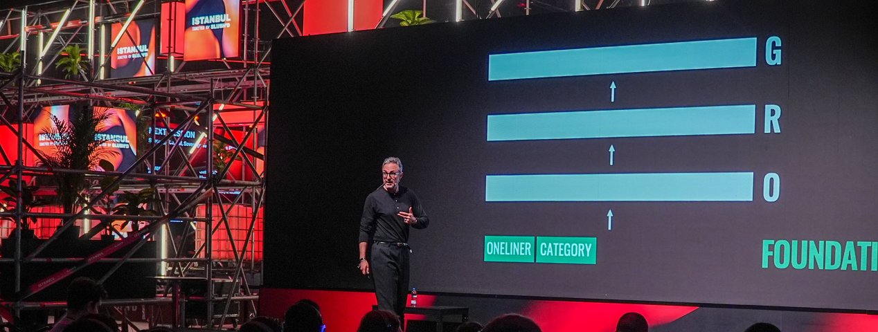Iskender Dirik on stage at Slush'D Istanbul presenting the FORGE method for equity stories