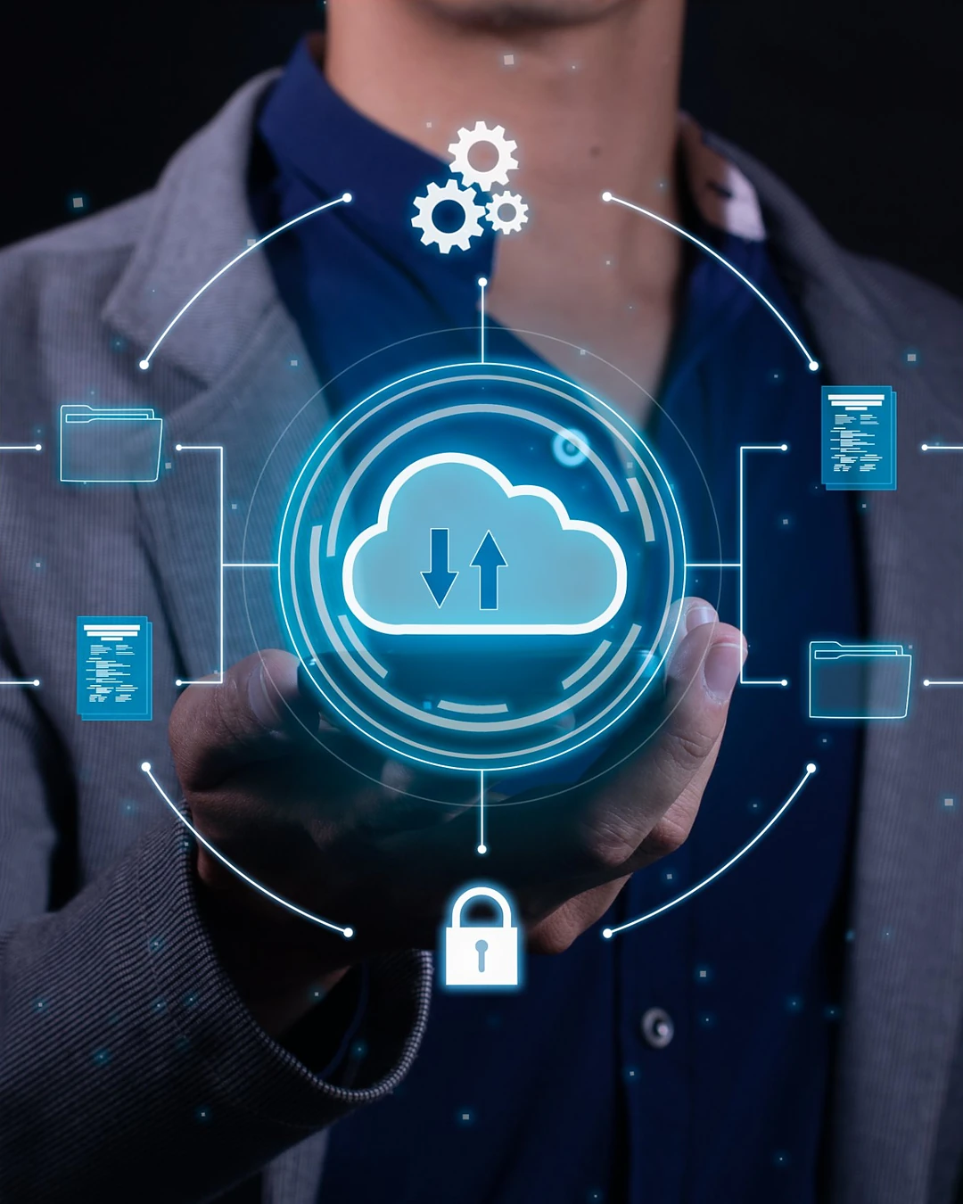 Main tenant un nuage numérique relié à des dossiers et des documents protégés, illustrant l'expertise de SOPTIMA en infrastructures informatiques et cloud
