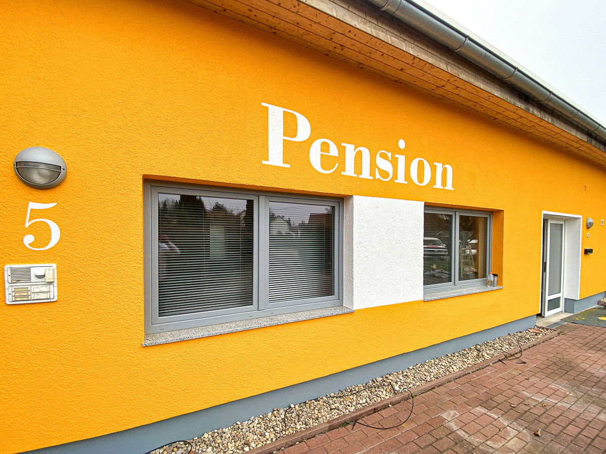 Orange gestrichene Fassade einer Pension