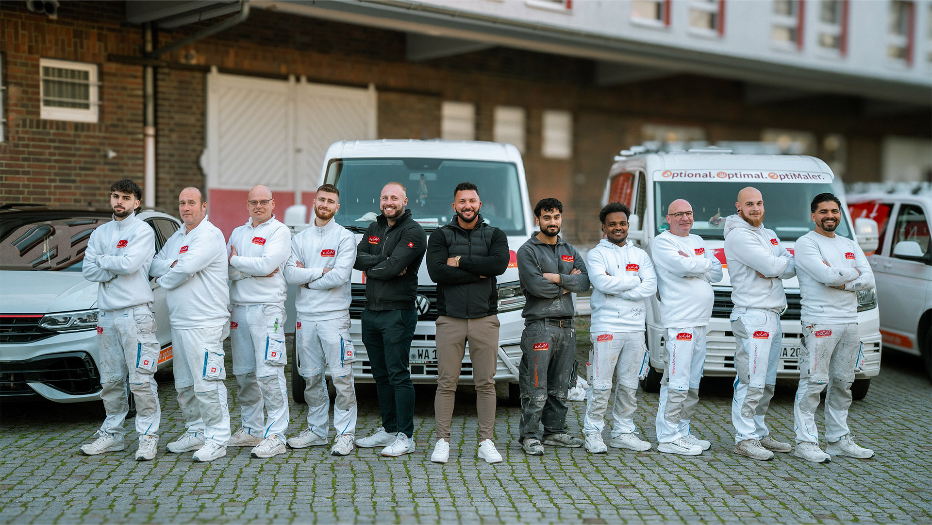 Maler von WohnArt streicht mit der Rollerstange eine Wand