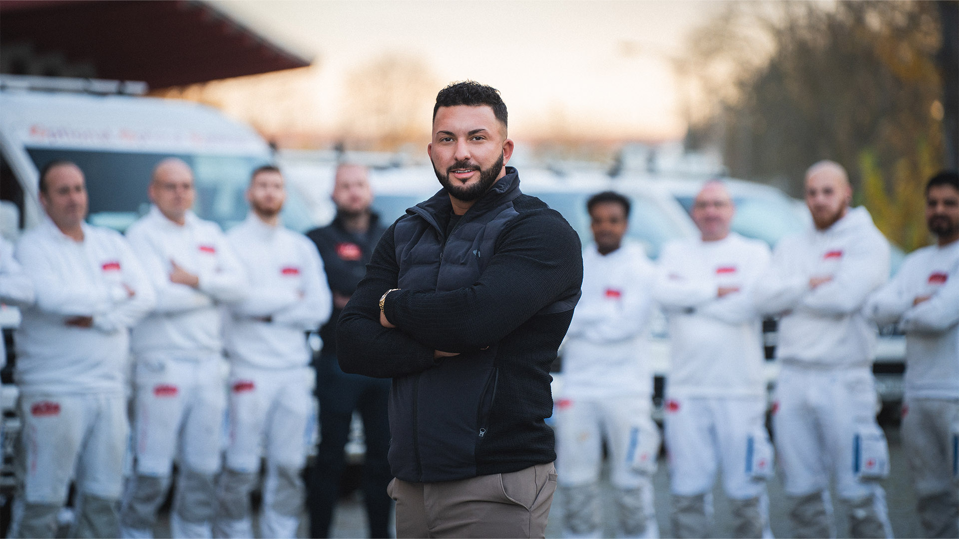 Das WohnArt-Malerteam vor den Firmenfahrzeugen