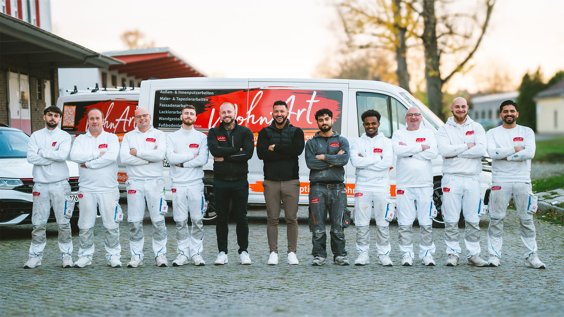 Das WohnArt-Team vor den Firmenfahrzeugen