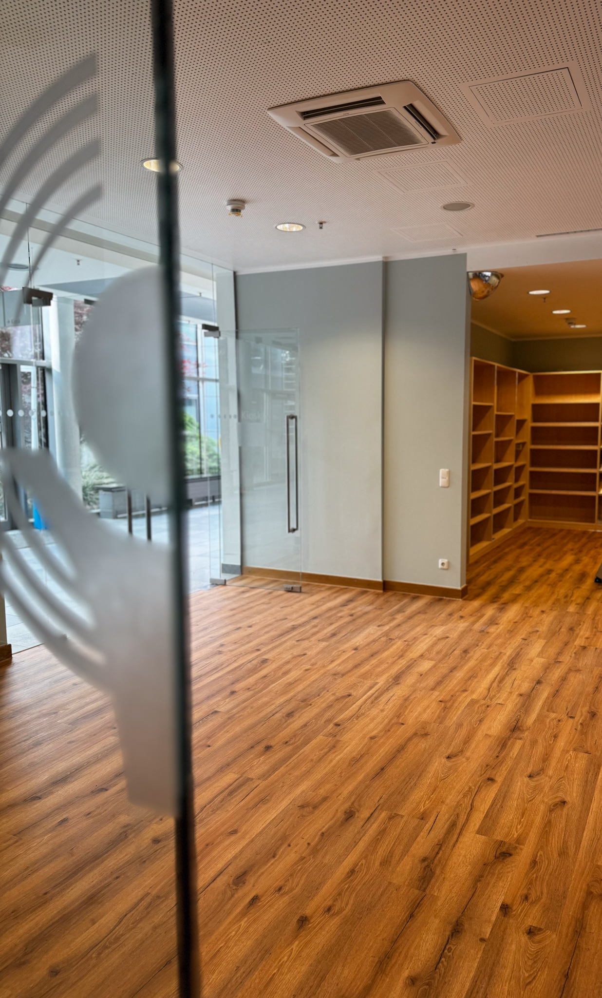 Gewerbefläche mit neuem Vinylboden in Holzoptik und frisch gestrichenen Wänden
