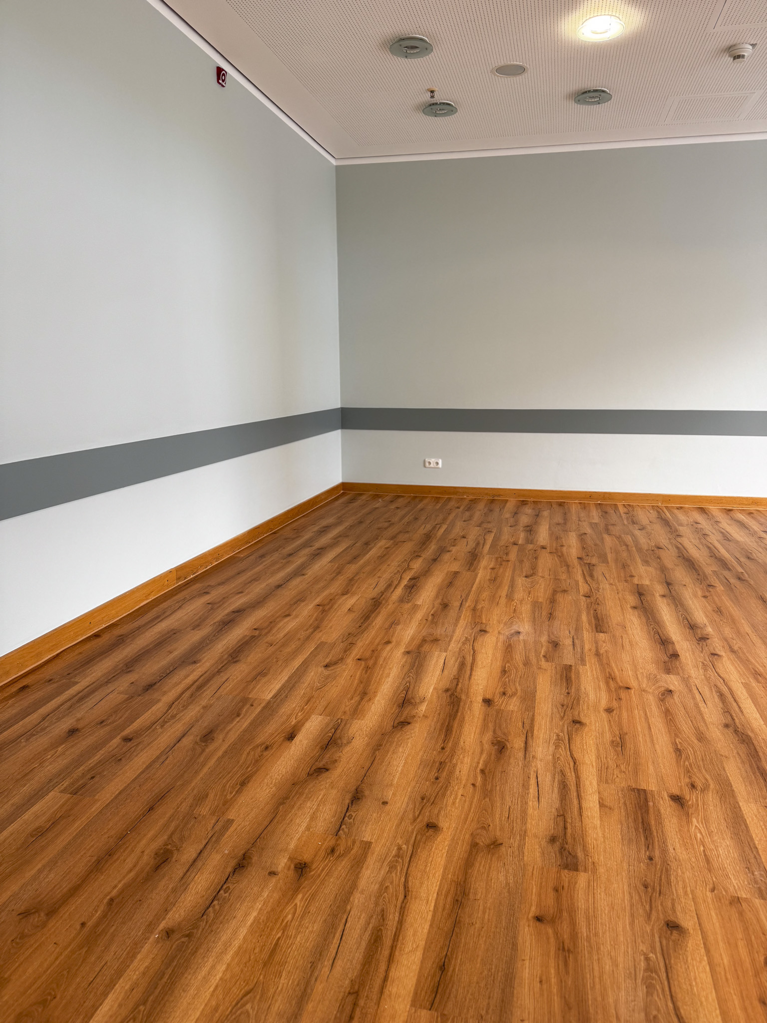 Heller Raum mit neu verlegtem Holzboden, verlegt von WohnArt