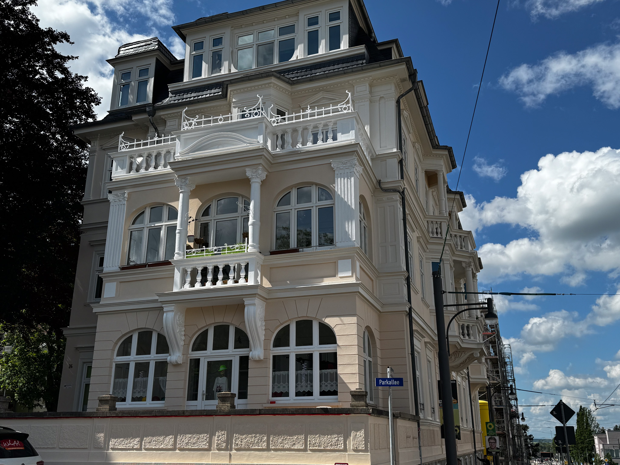 Fertig gestrichene helle Hausfassade