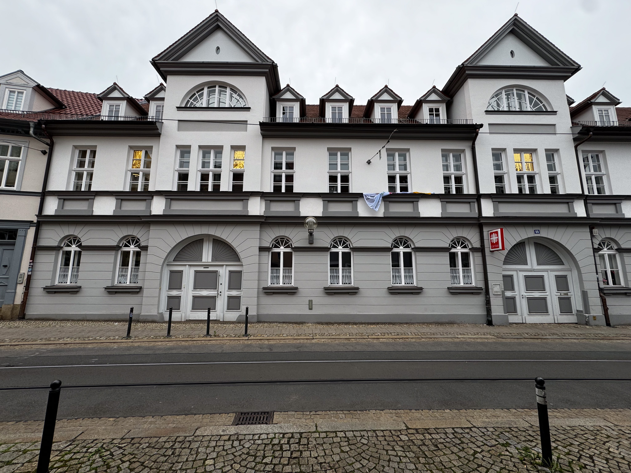 Zwei WohnArt-Maler kleben vor dem Streichen die Wandkanten mit Malerkrepp ab