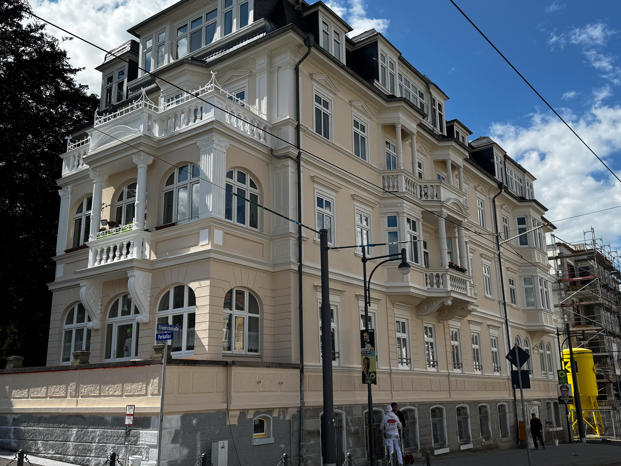 Frisch gestrichene orange Hausfassade von WohnArt