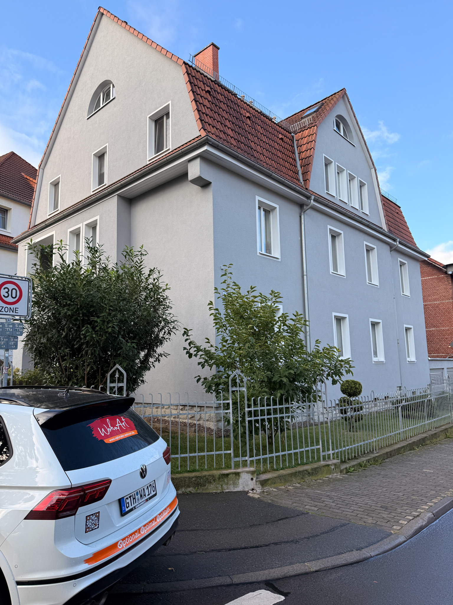 Verputzte und gestrichene Fassade eines Wohnhauses