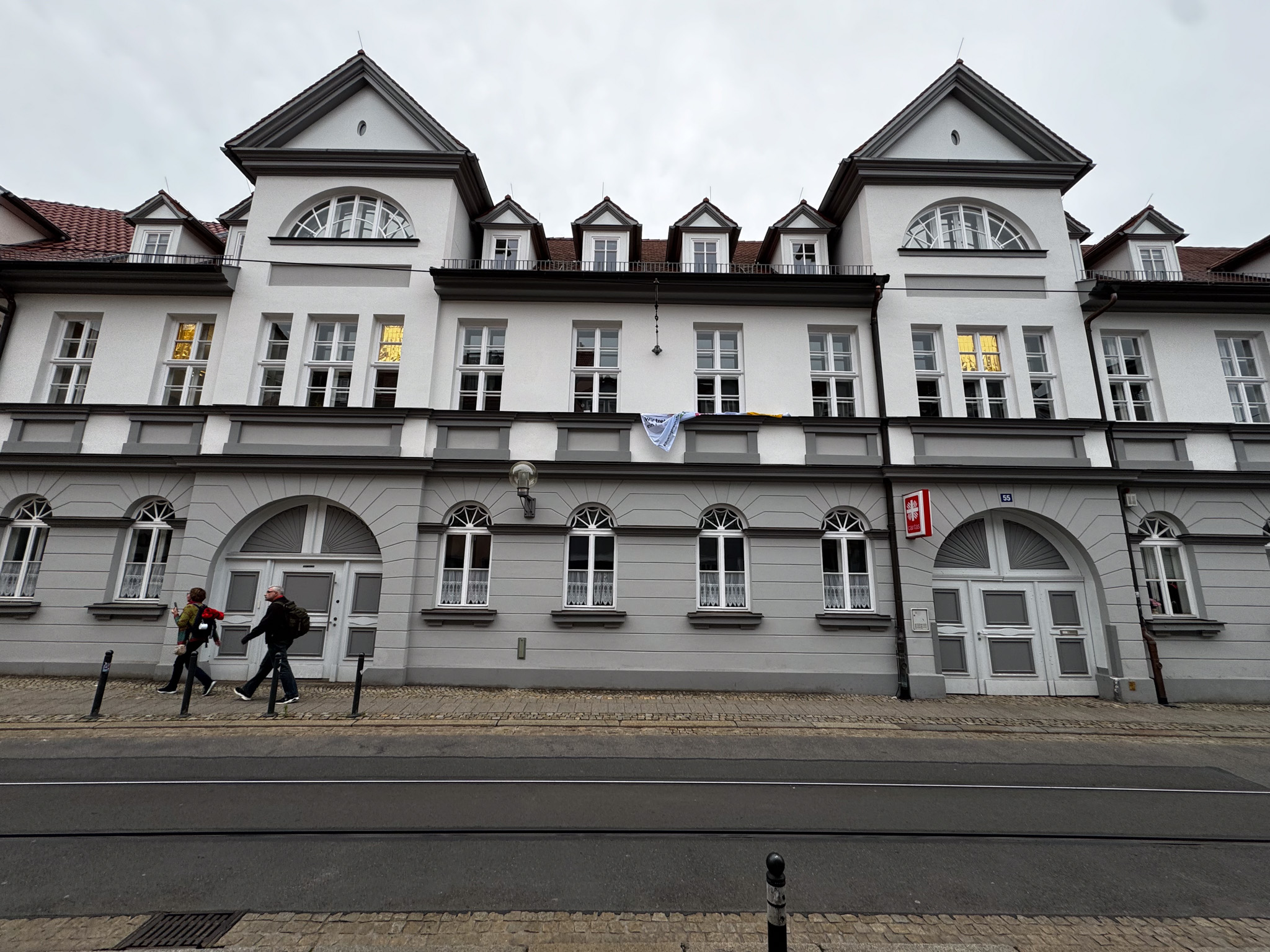 Mehrfamilienhaus mit frisch gestrichener grau-weißer Fassade
