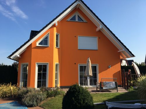 Eingerüstetes Mehrfamilienhaus mit WohnArt Banner