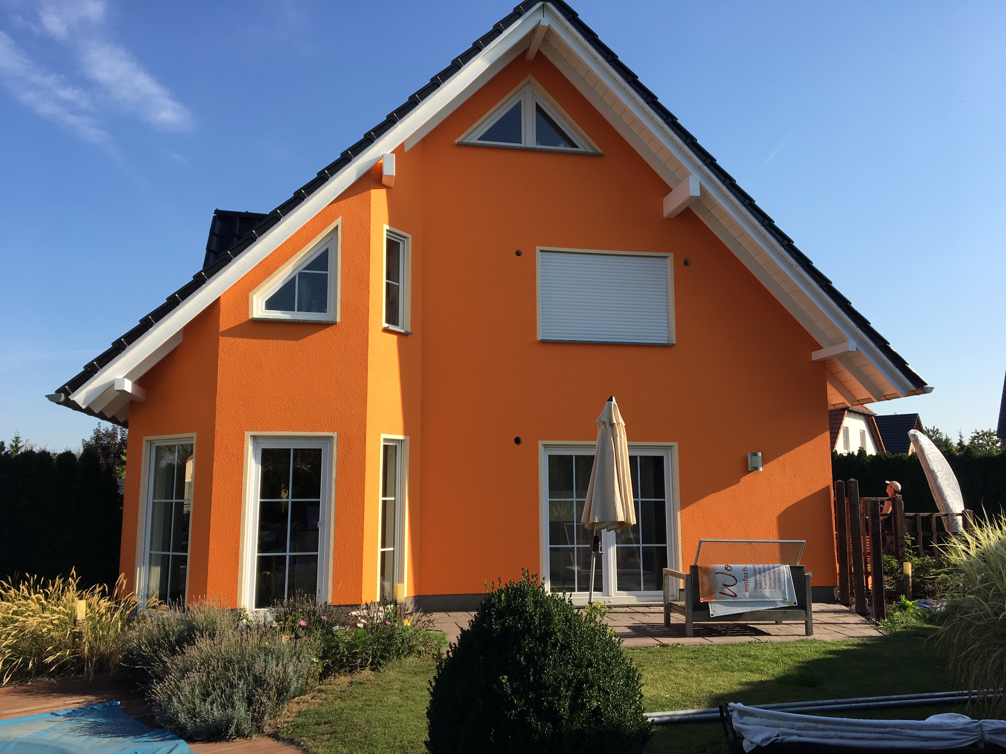 Eingerüstetes Mehrfamilienhaus mit WohnArt Banner