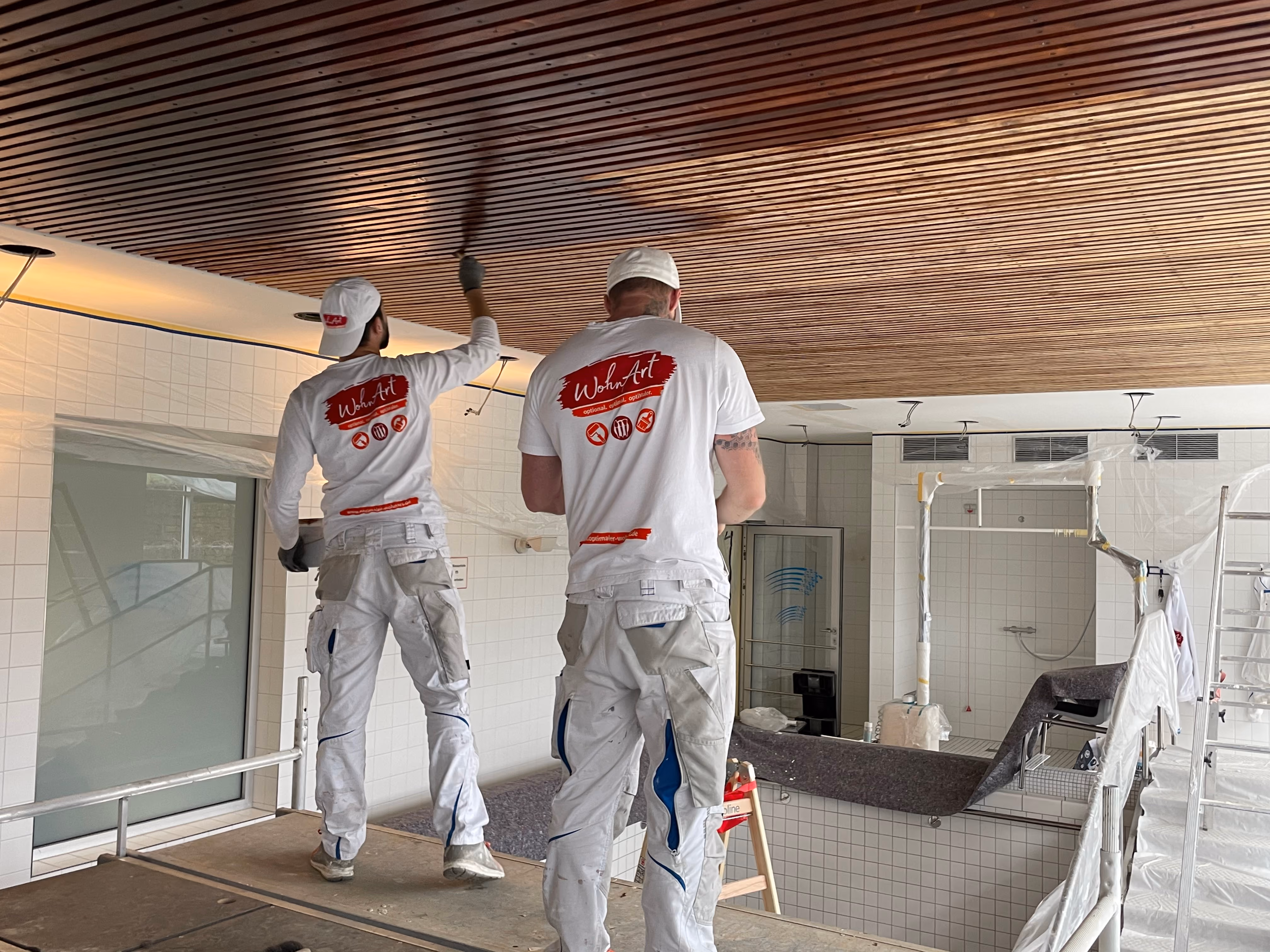 WohnArt bei Arbeiten in einem Gebäude mit Holzeinbauten