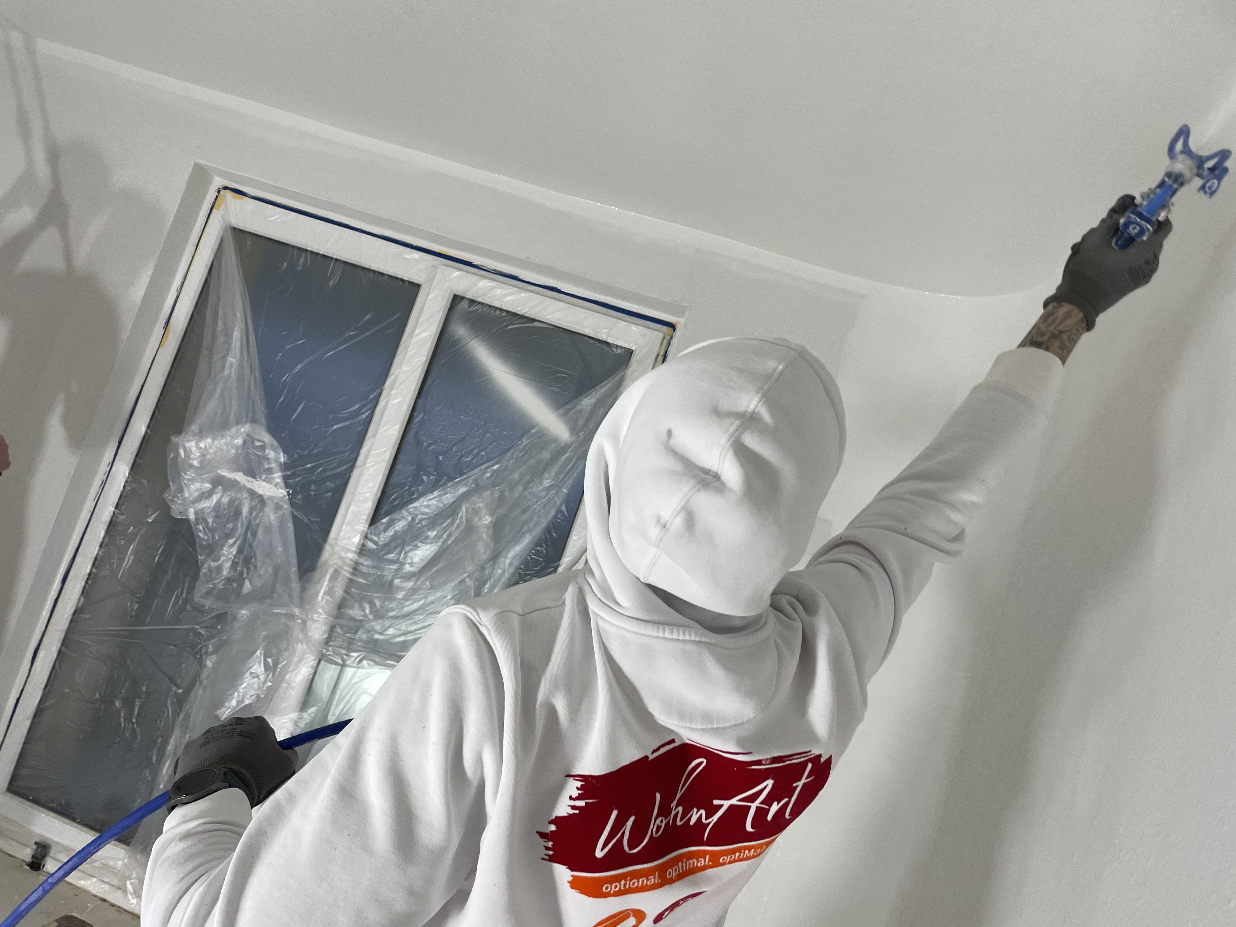 Malerteam von WohnArt beim Abdecken eines Büros